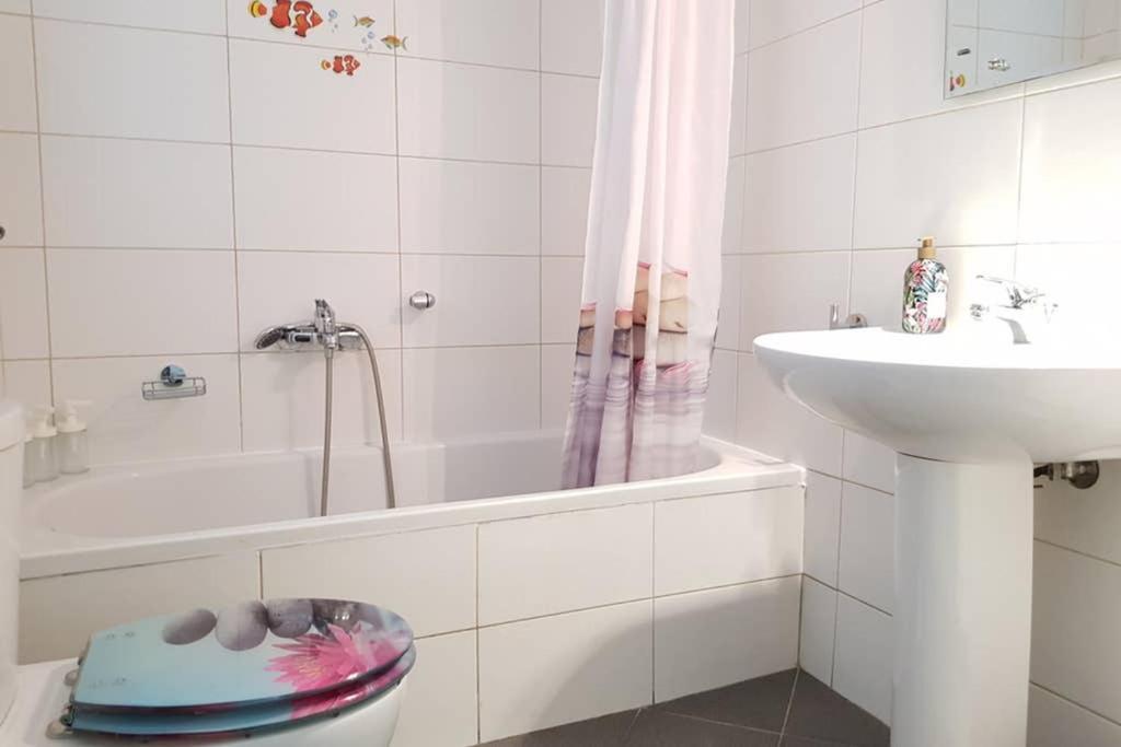 A Great Stay At A Comfortable Large Apartment Athena Bagian luar foto