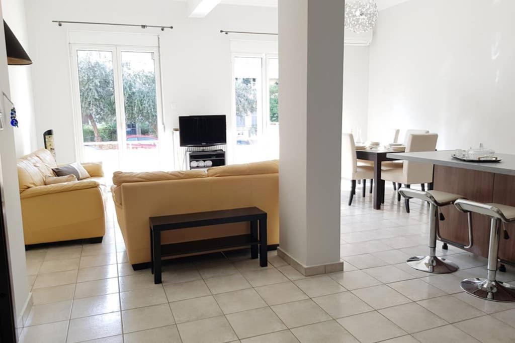 A Great Stay At A Comfortable Large Apartment Athena Bagian luar foto