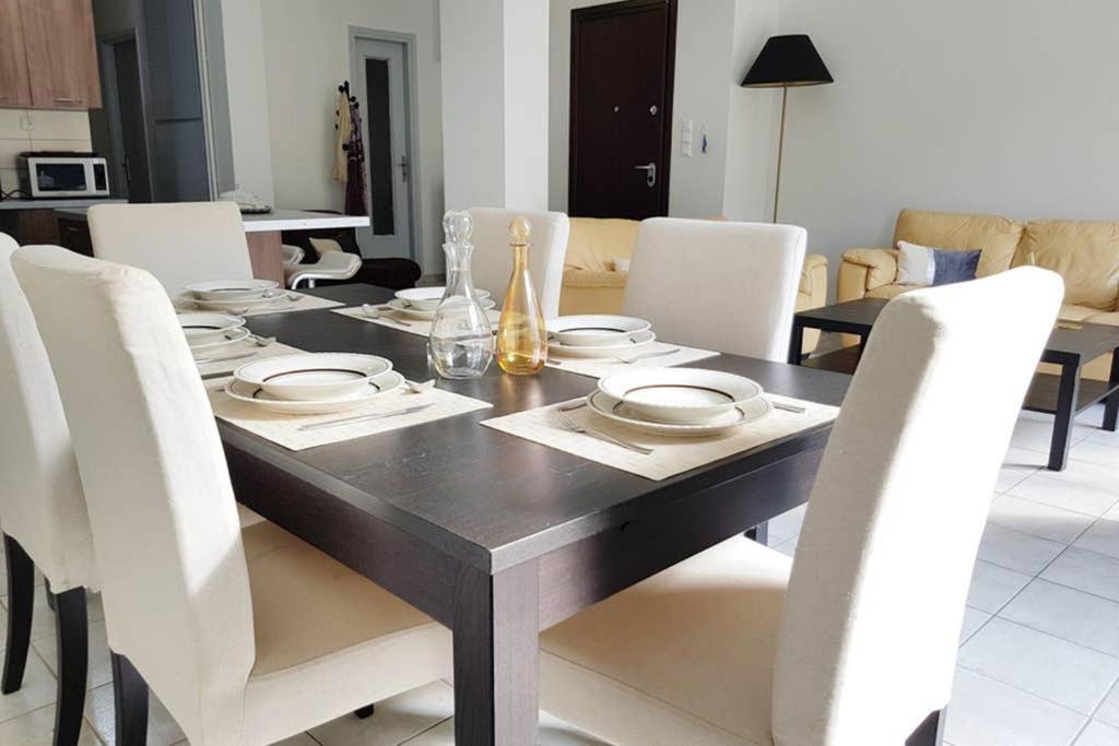 A Great Stay At A Comfortable Large Apartment Athena Bagian luar foto